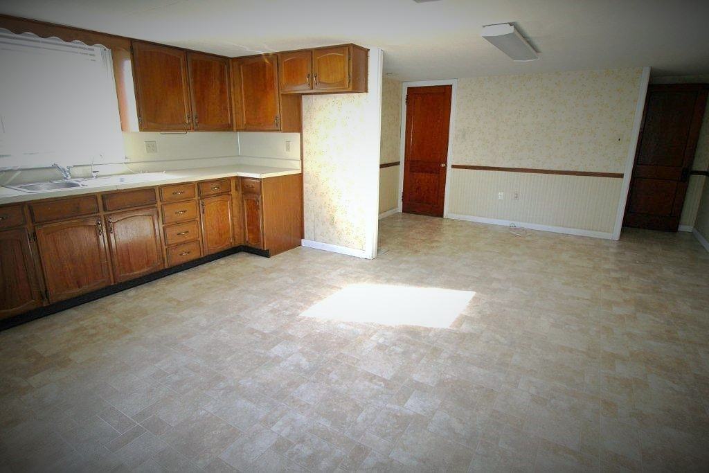 1040 Reading Rd - Photo 3 of 18