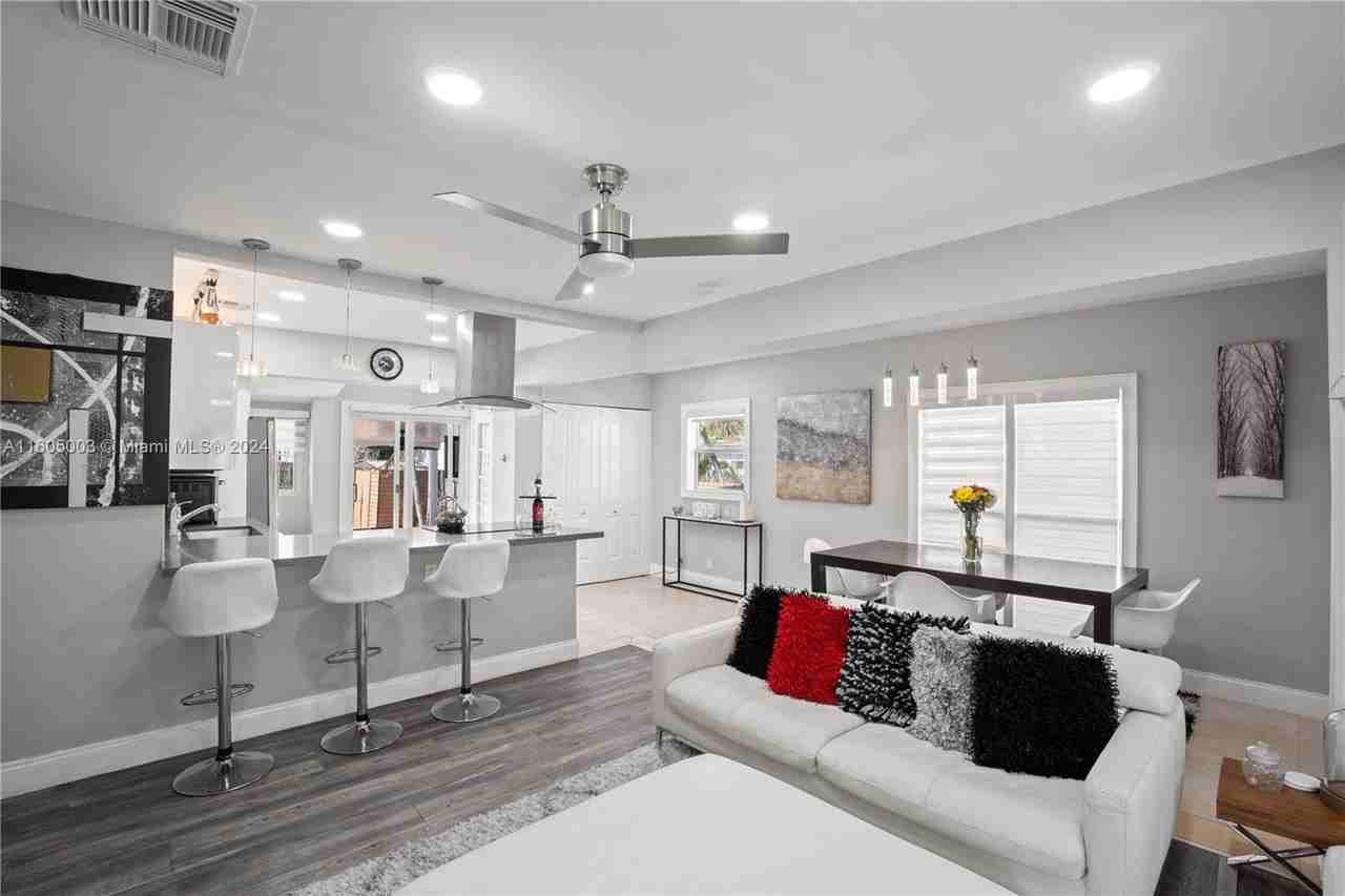 2534 Wilson St - Photo 2 of 8