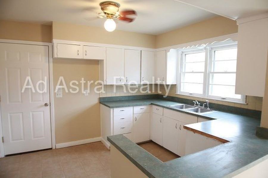 5439 N Lydia Ave - Photo 4 of 6