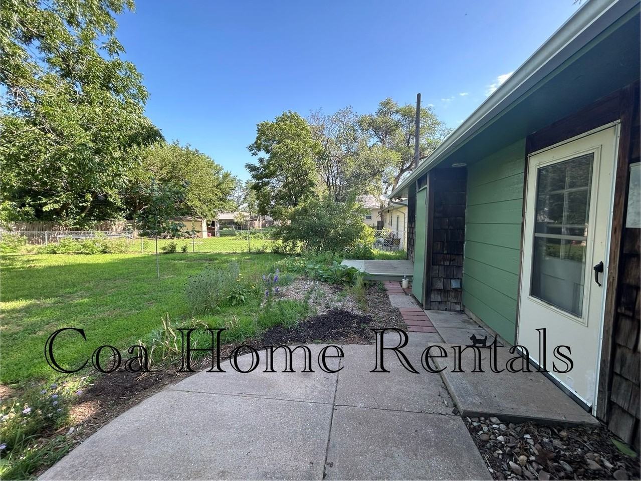 1221 N Smith St - Photo 2 of 21