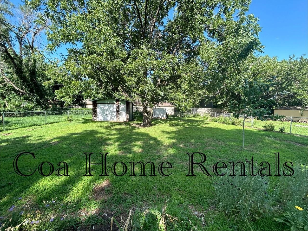 1221 N Smith St - Photo 4 of 21