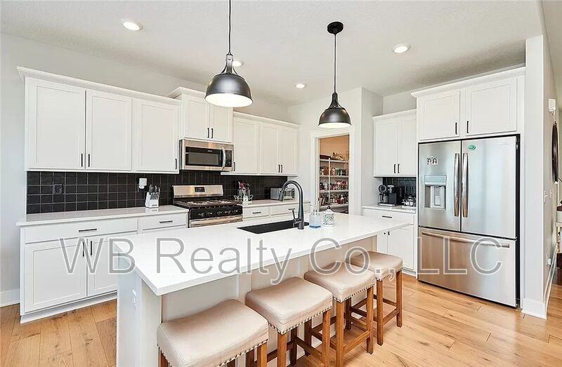 1305 Nw Bennington Dr - Photo 3 of 19