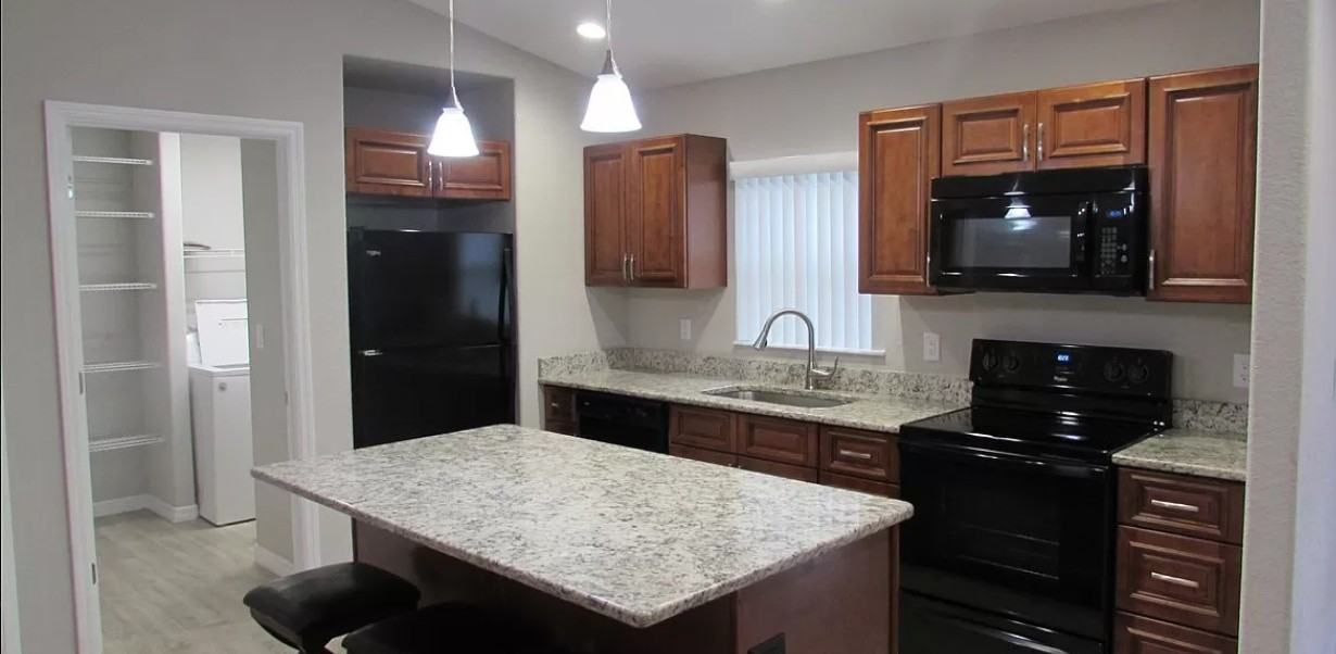 9533 N Travis Dr - Photo 3 of 7