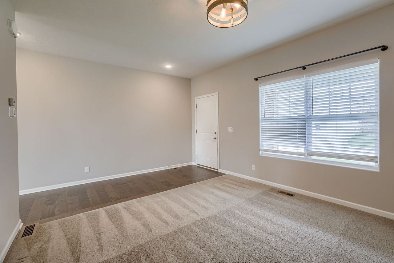 10405 S 111th Ave - Photo 3 of 25