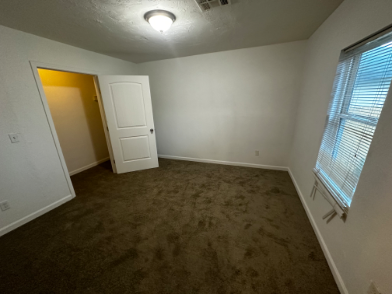 1431 Ne 27th St - Photo 4 of 18