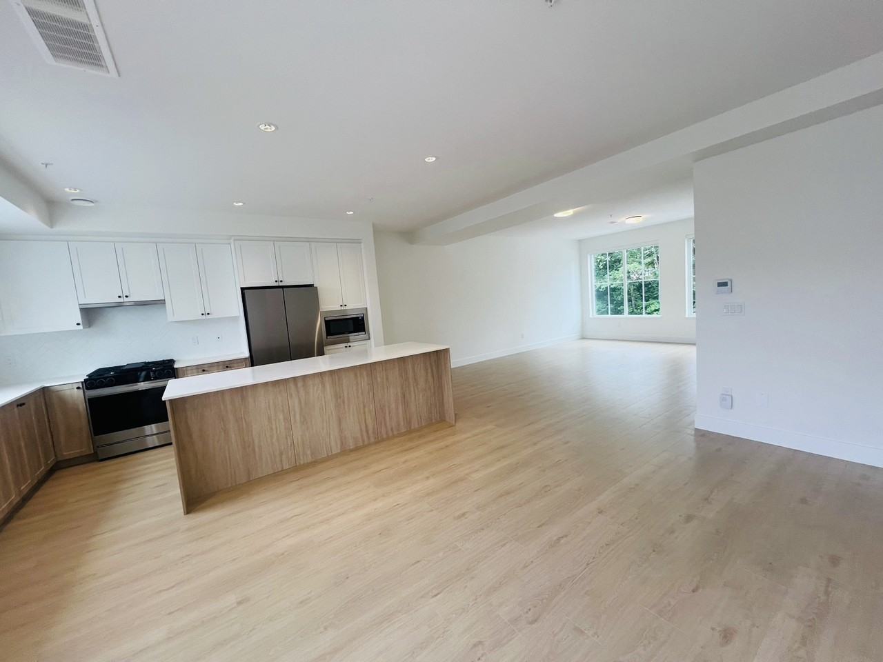 7635 200 St - Photo 5 of 8