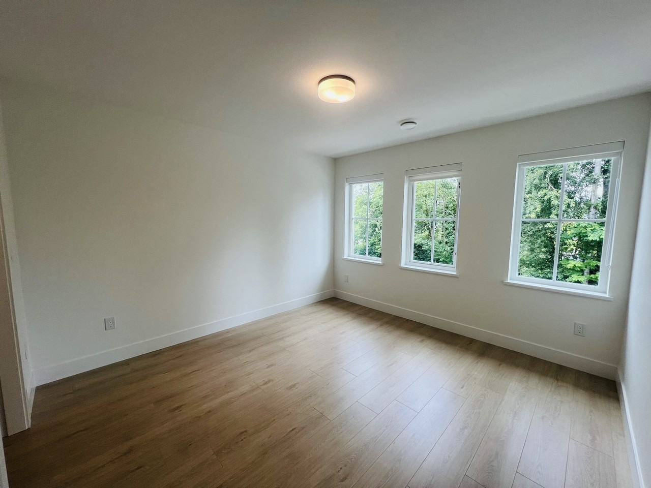 7635 200 St - Photo 7 of 8