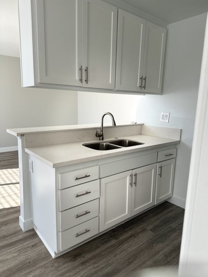 Chateau 16860 Chatsworth Apartments, LLC - Photo 7 of 8