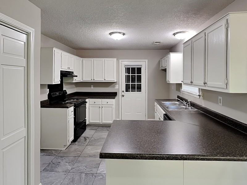 5913 Sycamore Manor Cv - Photo 2 of 16