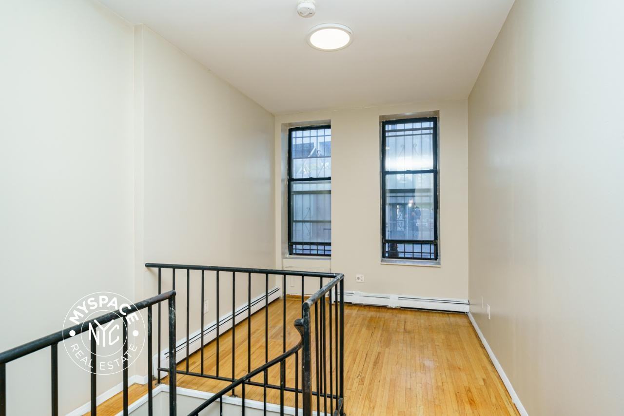 147 9th St #1B - Photo 2 of 9