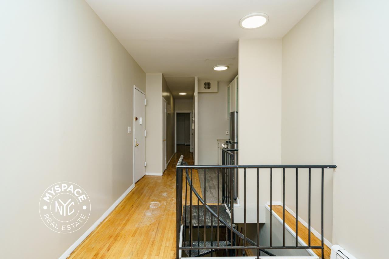 147 9th St #1B - Photo 3 of 9