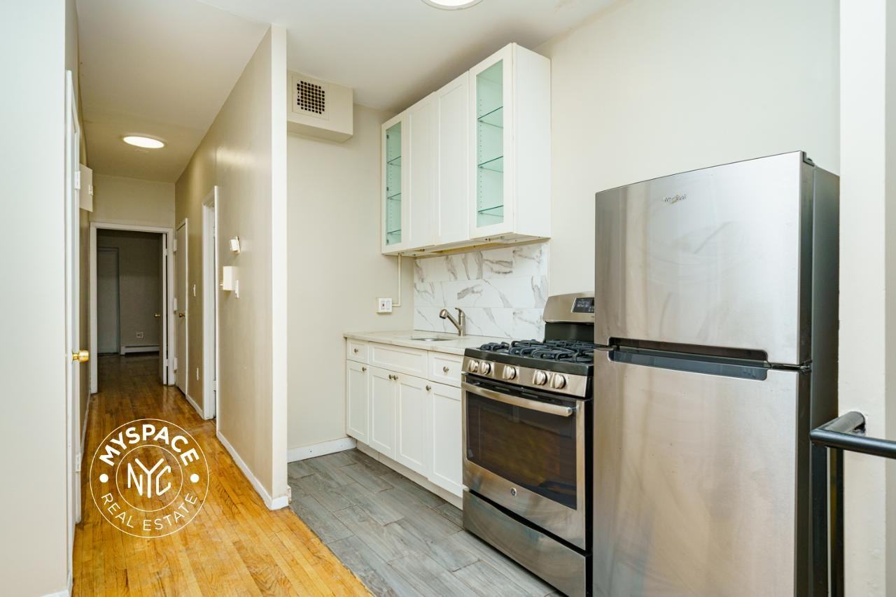 147 9th St #1B - Photo 4 of 9