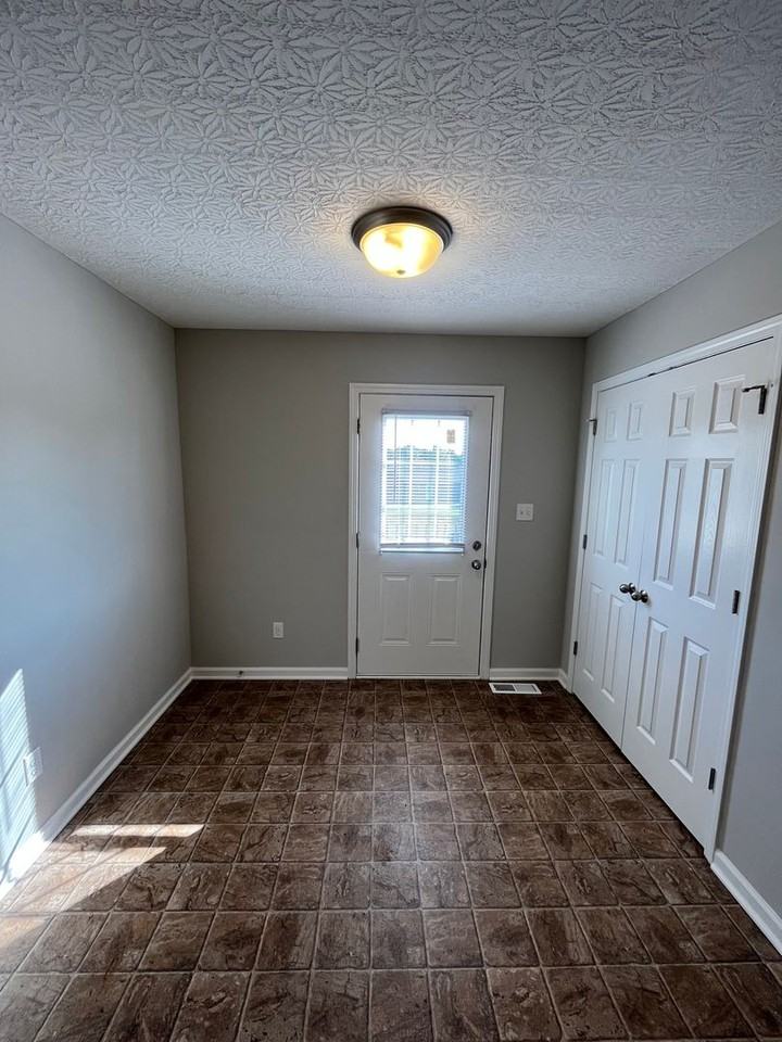 362 Upper Stone Ave - Photo 5 of 19