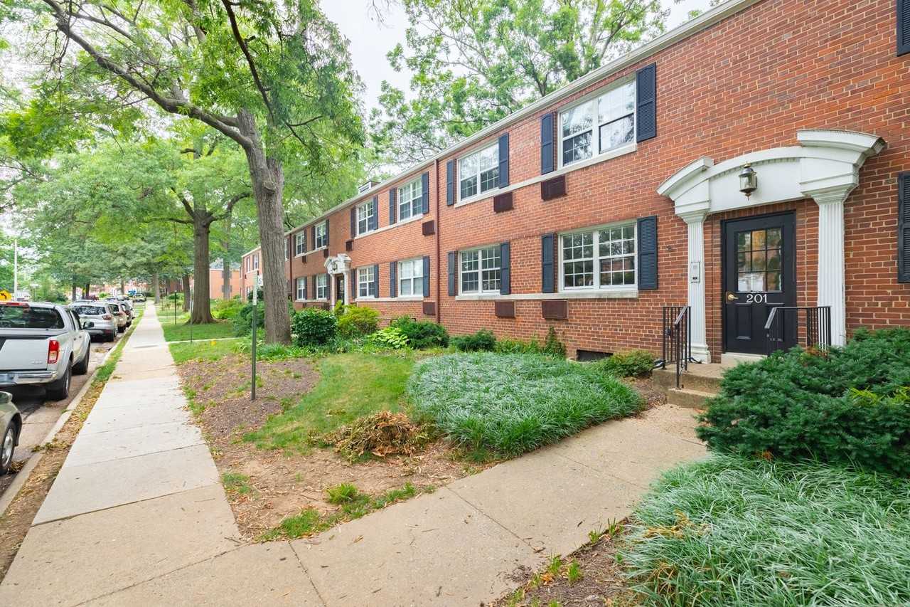 201 N George Mason Dr - Photo 2 of 22