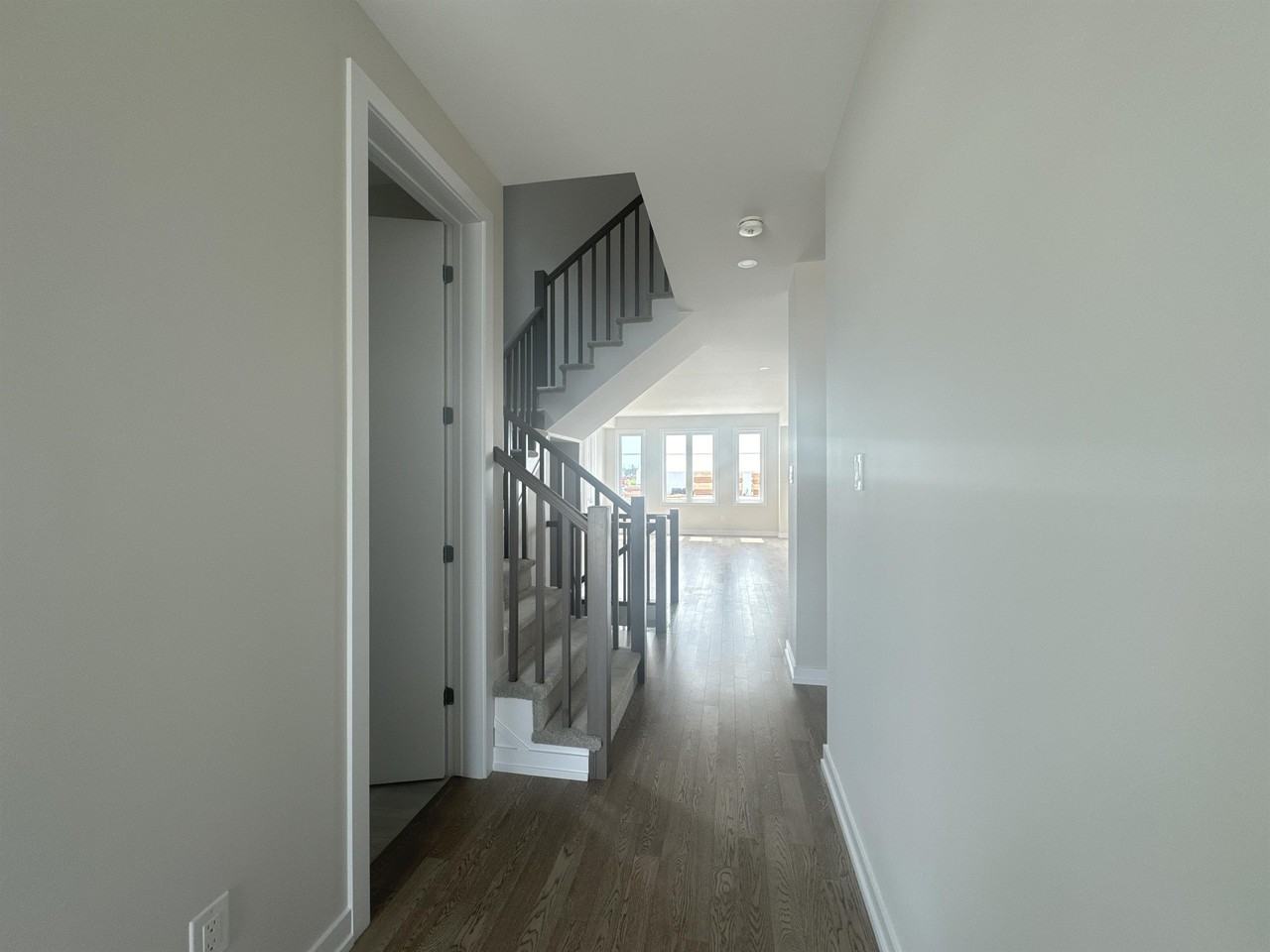 515 Oldenburg Avenue - 1 - Photo 2 of 25