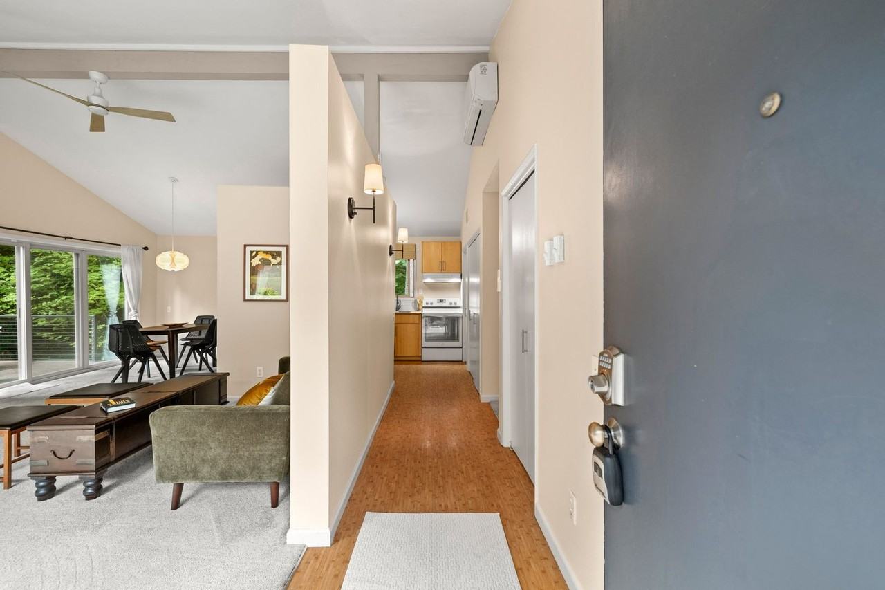 1053 1053 N Shore Pl - Photo 3 of 37