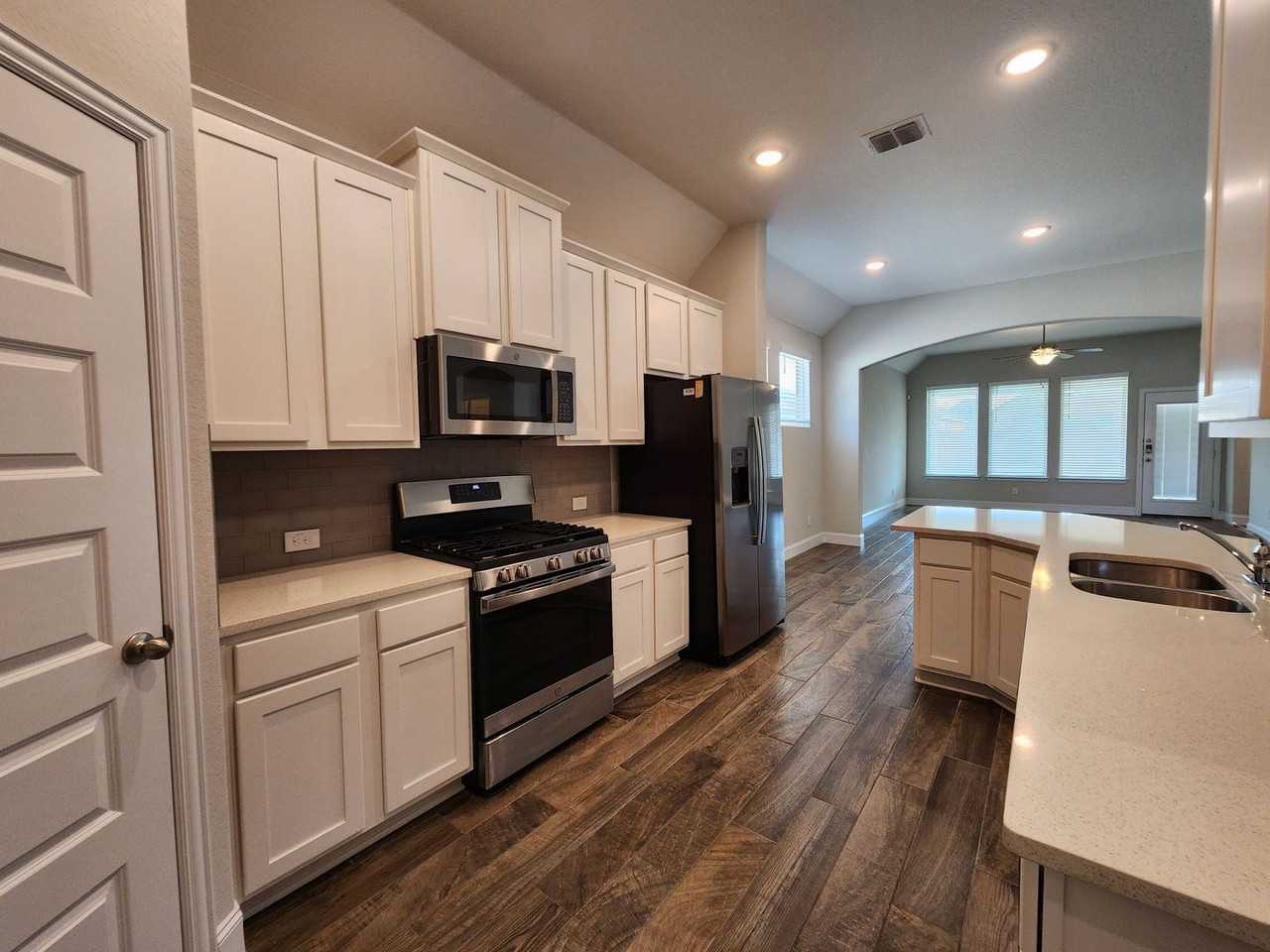 1324 Spring Row St - Photo 7 of 28