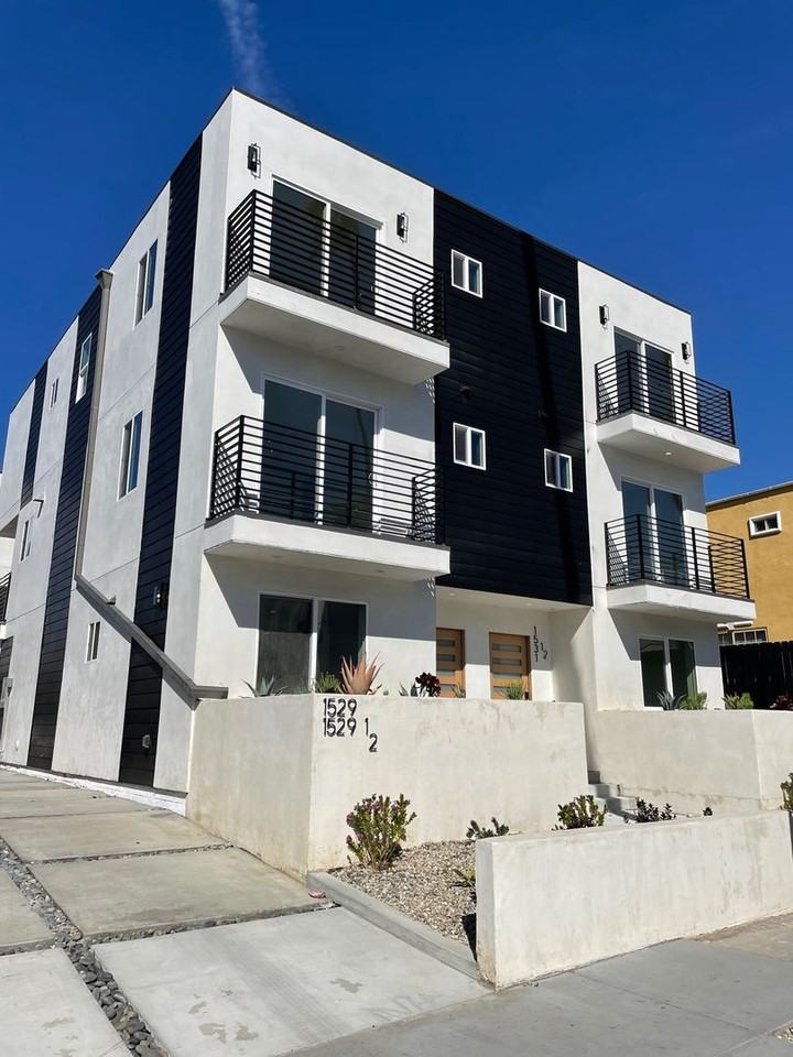 1529 Winona Boulevard - Photo 4 of 24