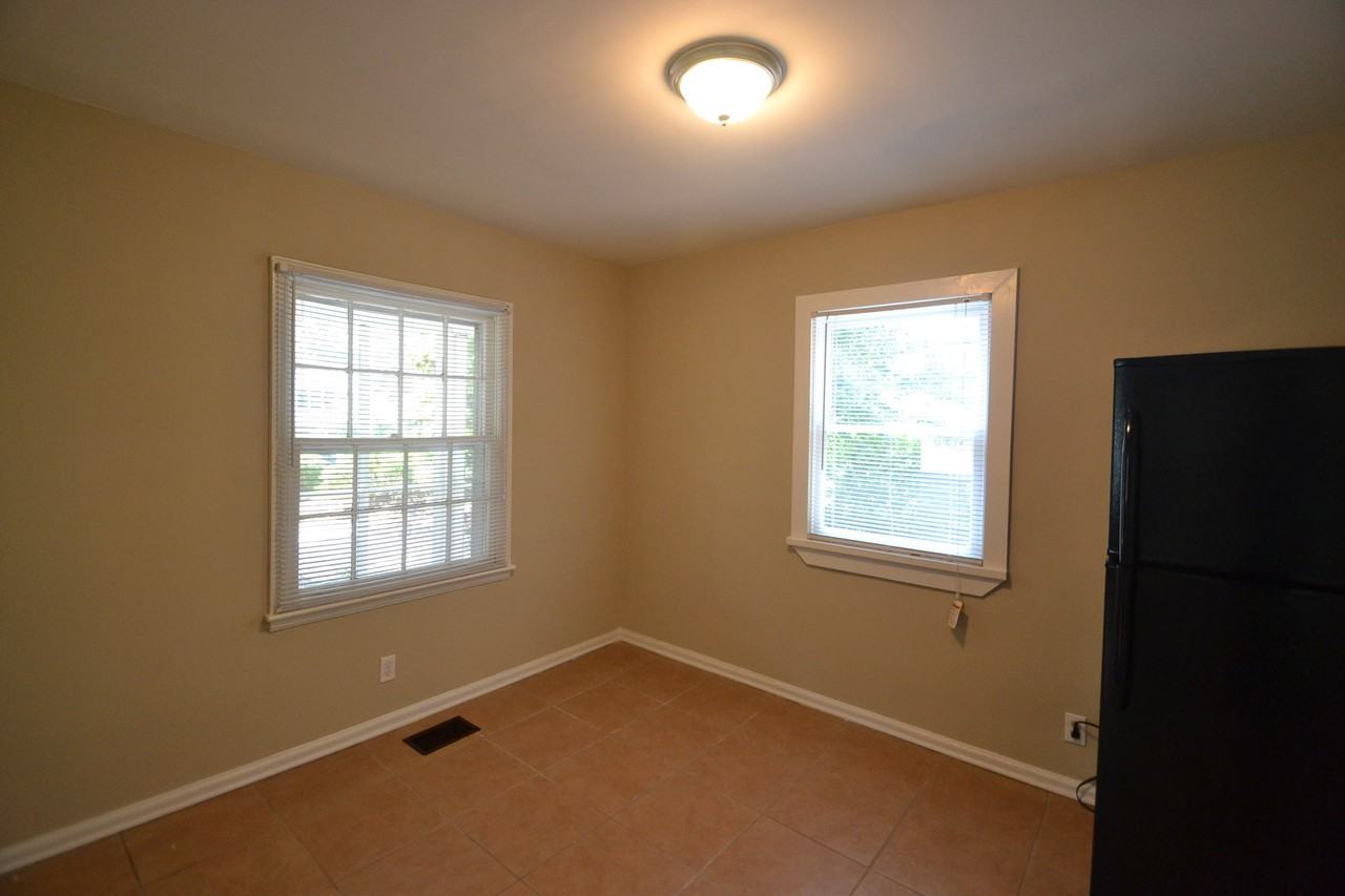 868 Midway St SE - Photo 3 of 8