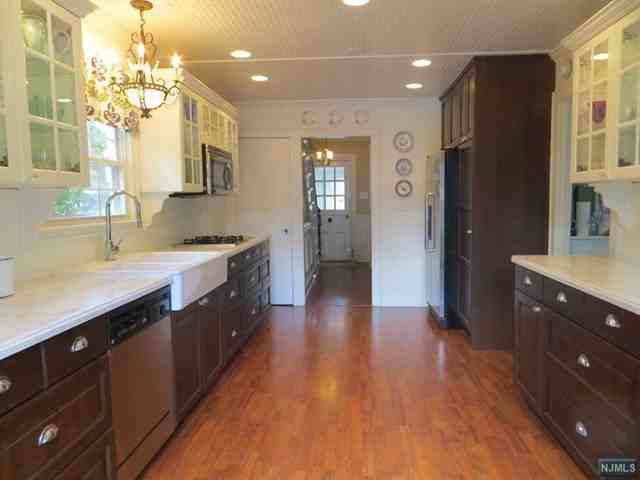 582 Ringwood Ave - Photo 3 of 11