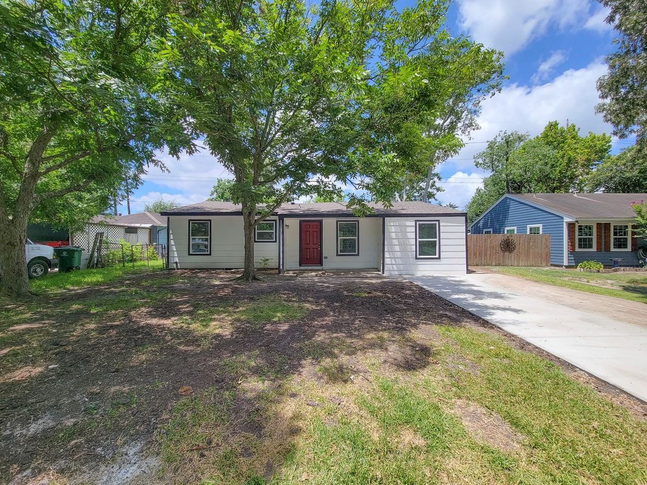 2810 Forest Oaks Blvd - Photo 2 of 33