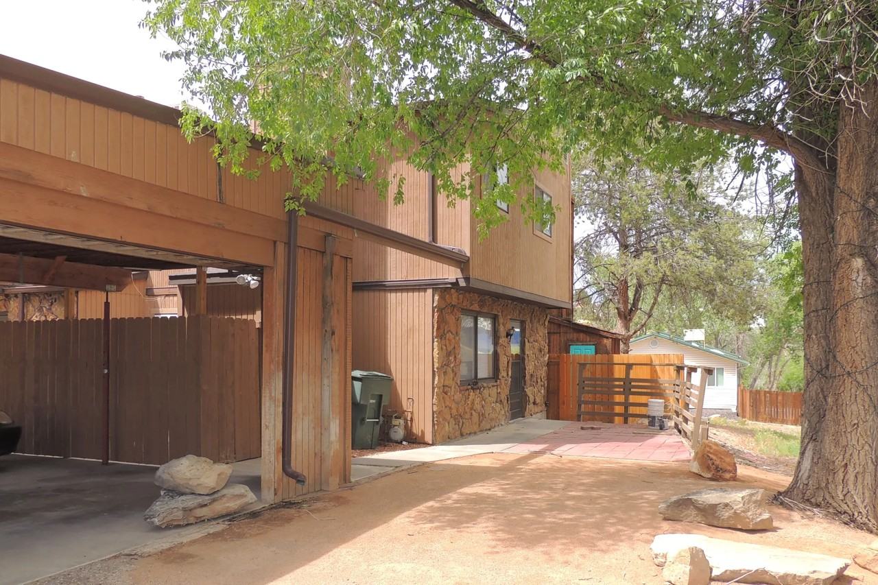 2418 Hidden Valley Dr - Photo 2 of 10