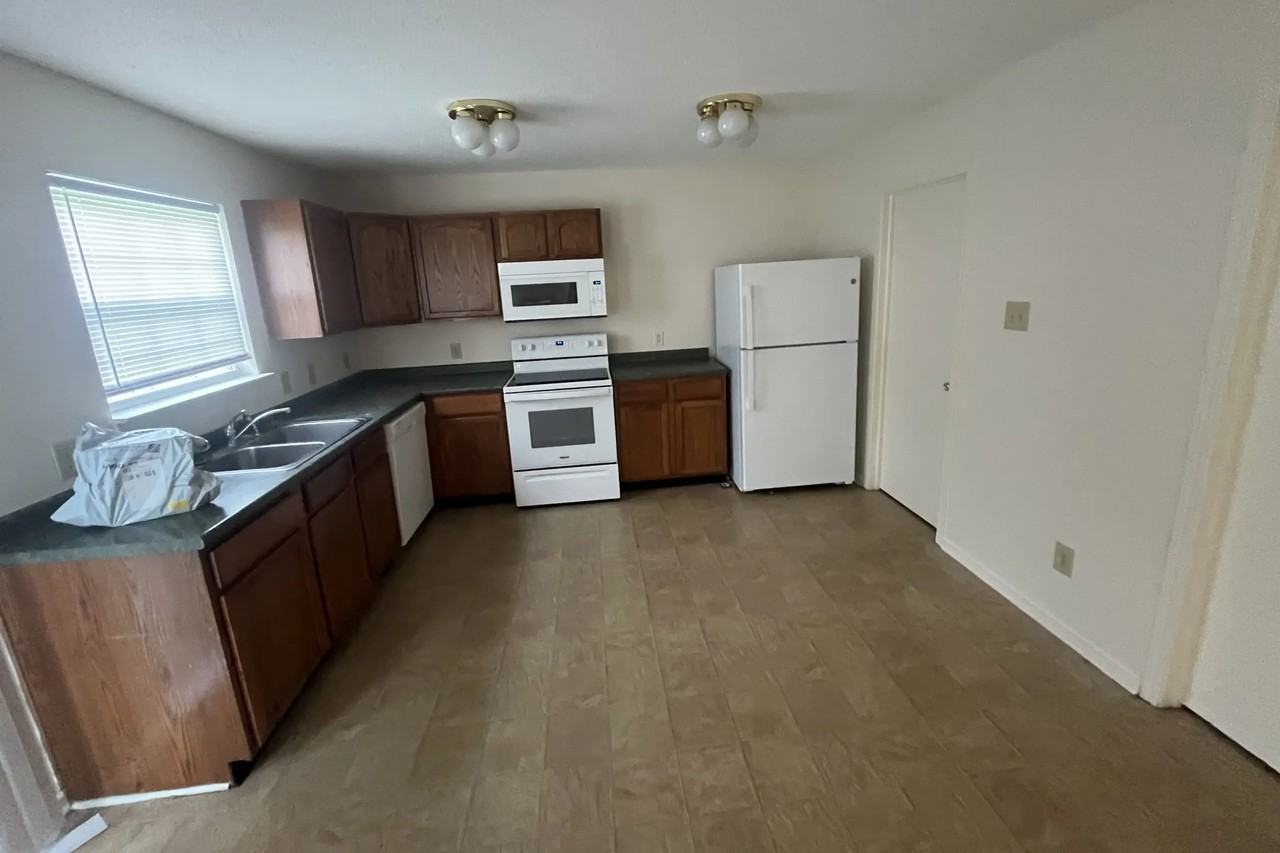 2274 Bridlewood Dr - Photo 2 of 8