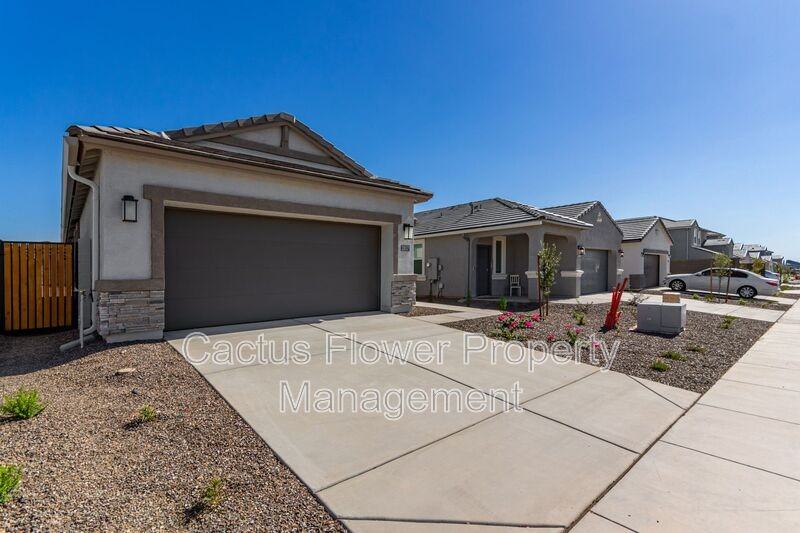 2037 W Shelly Ave - Photo 2 of 33