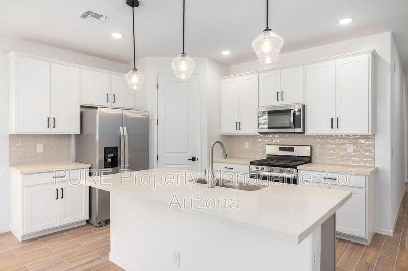 22937 E Roundup Way - Photo 5 of 32