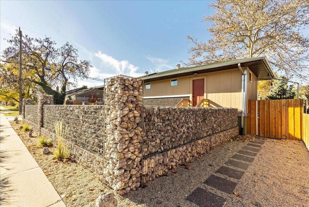 1538 Southeast #B - Photo 3 of 30