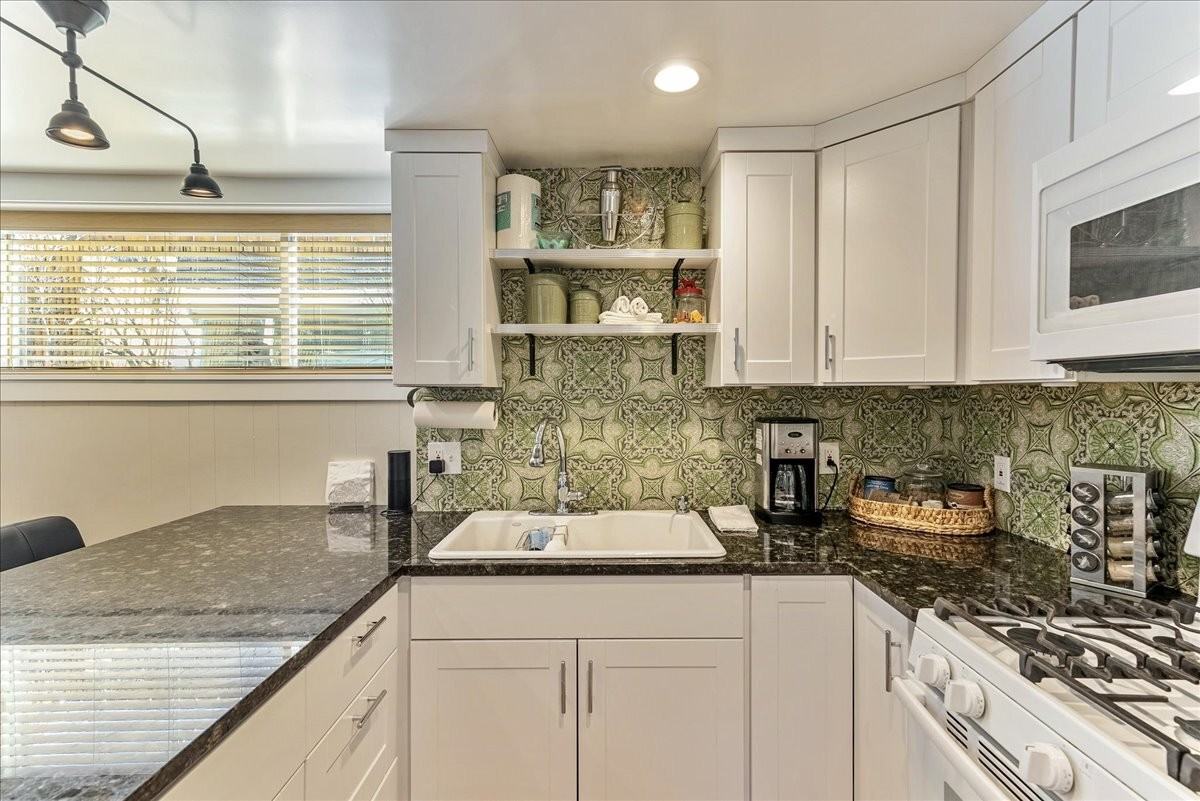 1538 Southeast #B - Photo 5 of 30