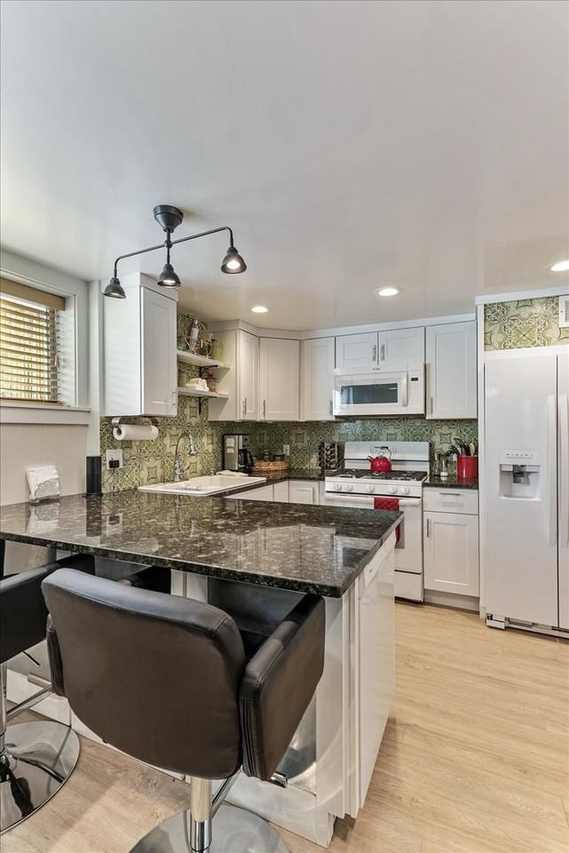 1538 Southeast #B - Photo 4 of 30