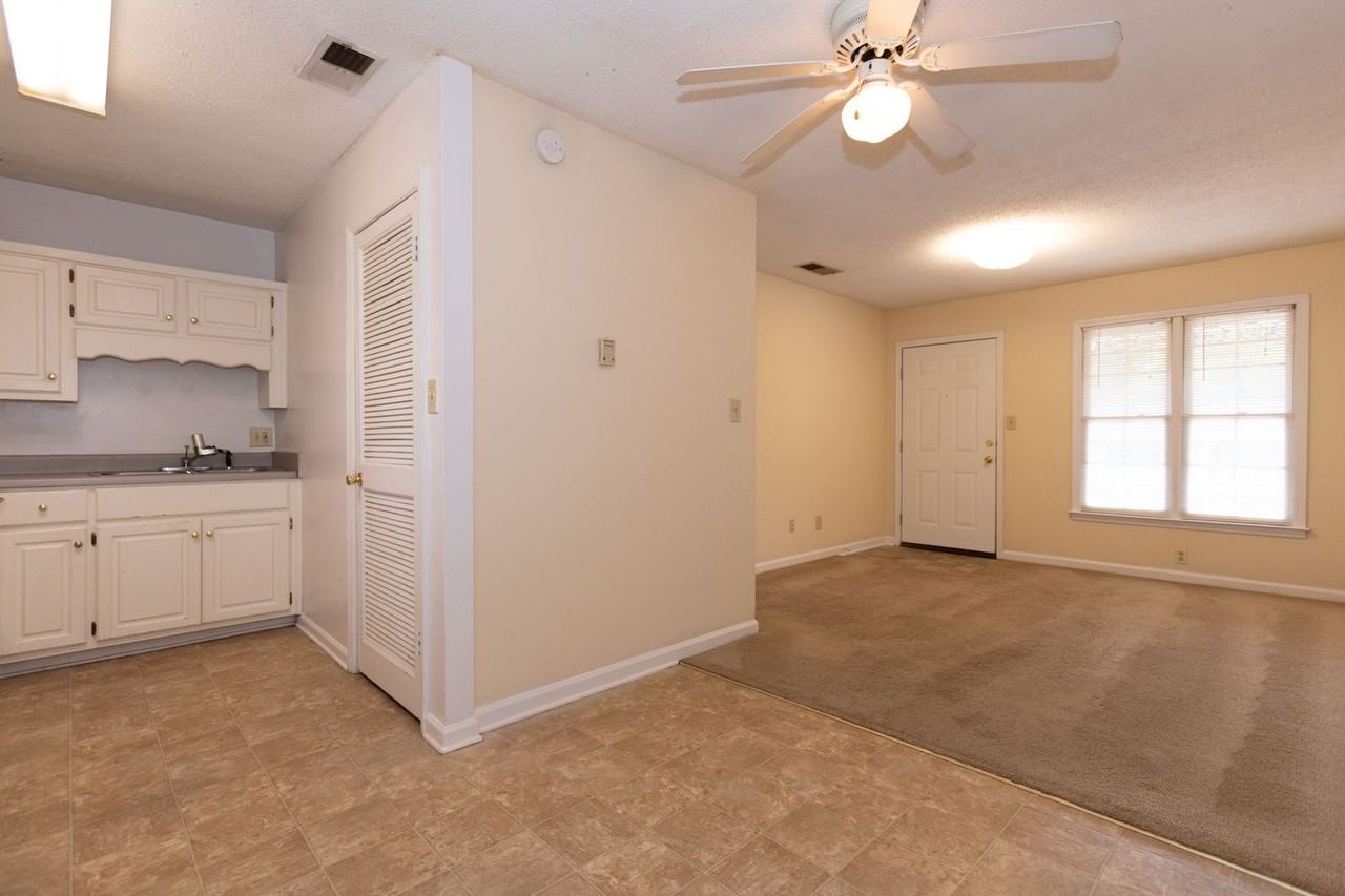 Affordable 1 bedroom units just 1 mile from UGA campus! - Photo 4 of 10