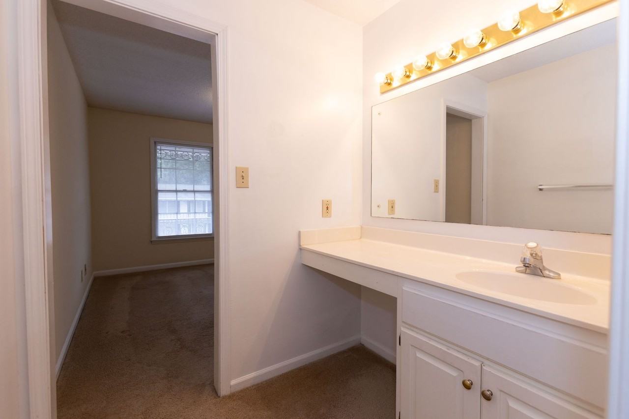 Affordable 1 bedroom units just 1 mile from UGA campus! - Photo 7 of 7