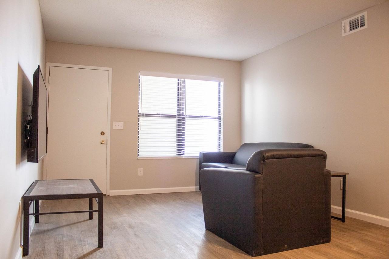 909 S Locust - Photo 5 of 35