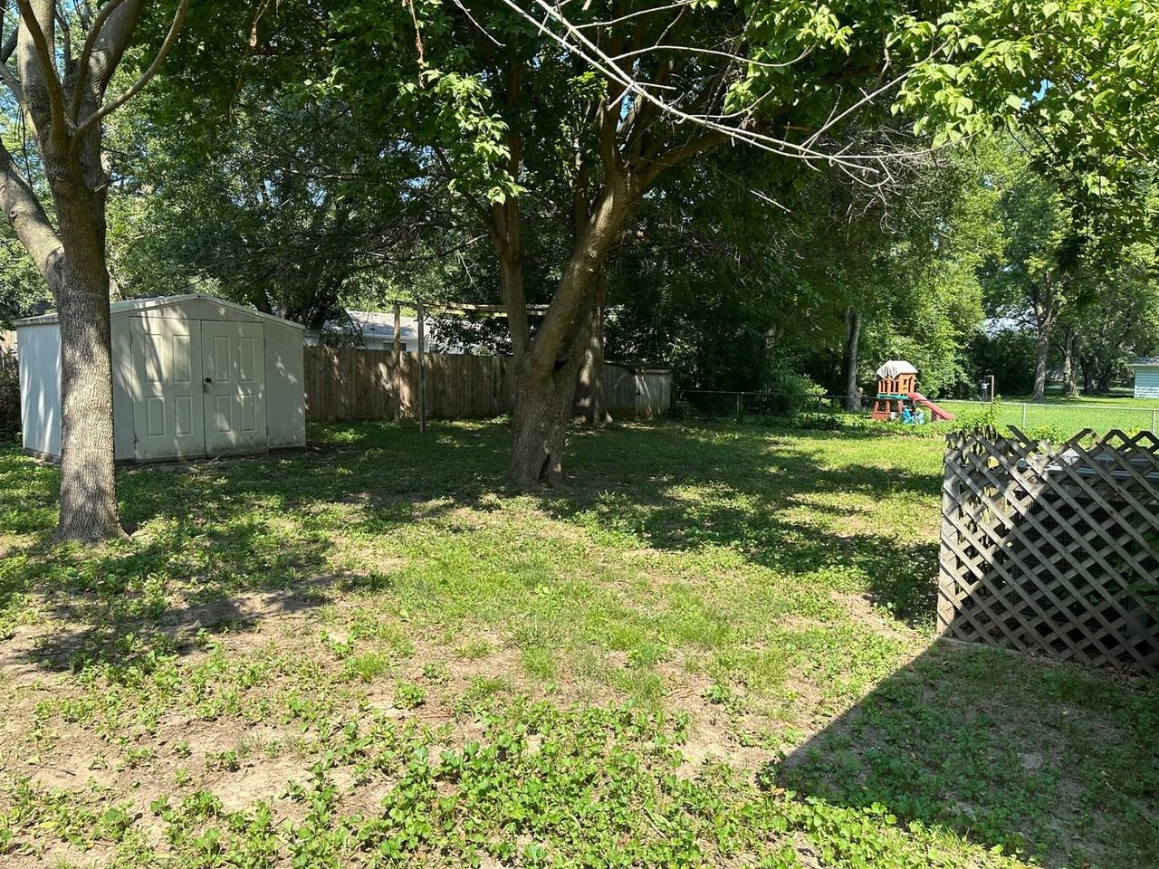 1111 S Carl St - Photo 2 of 26