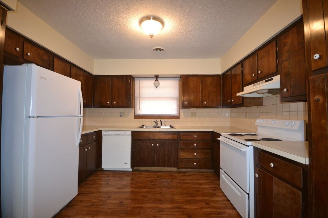 1111 S Carl St - Photo 6 of 26