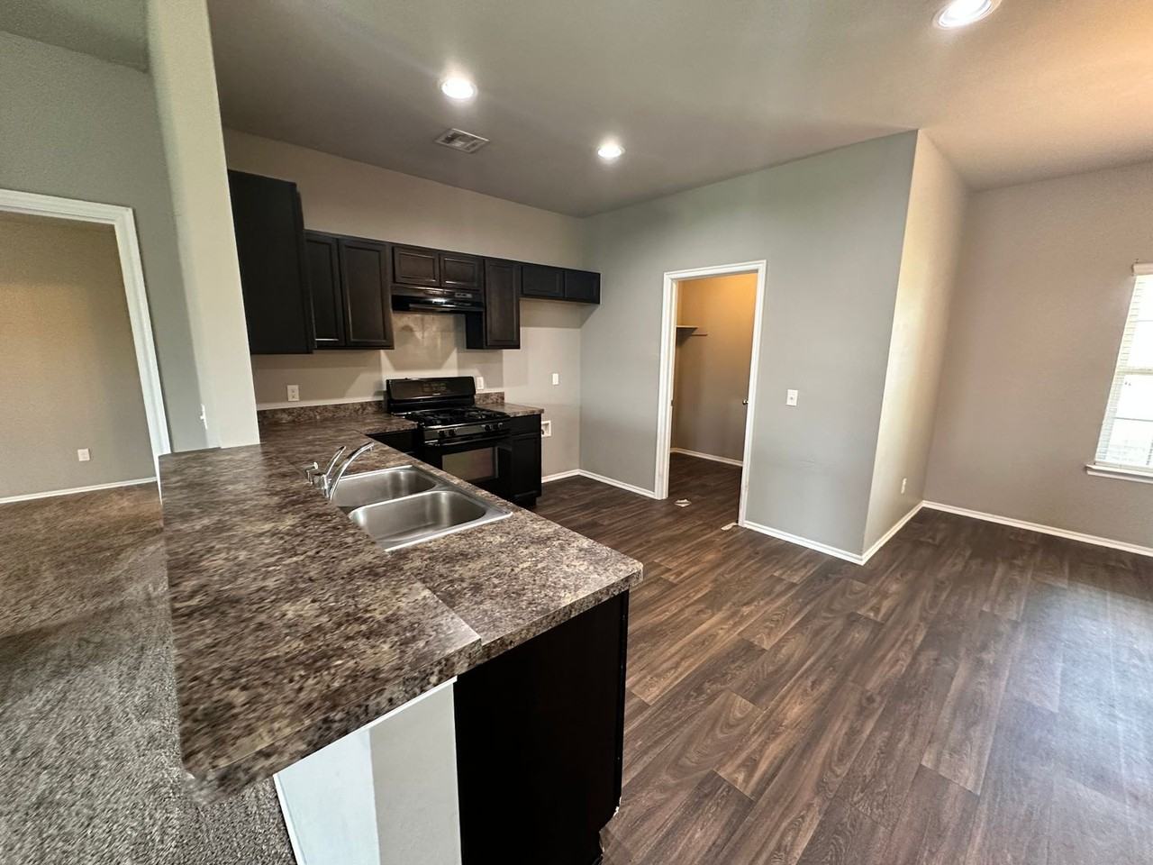 1933 W Autumn Way - Photo 6 of 38