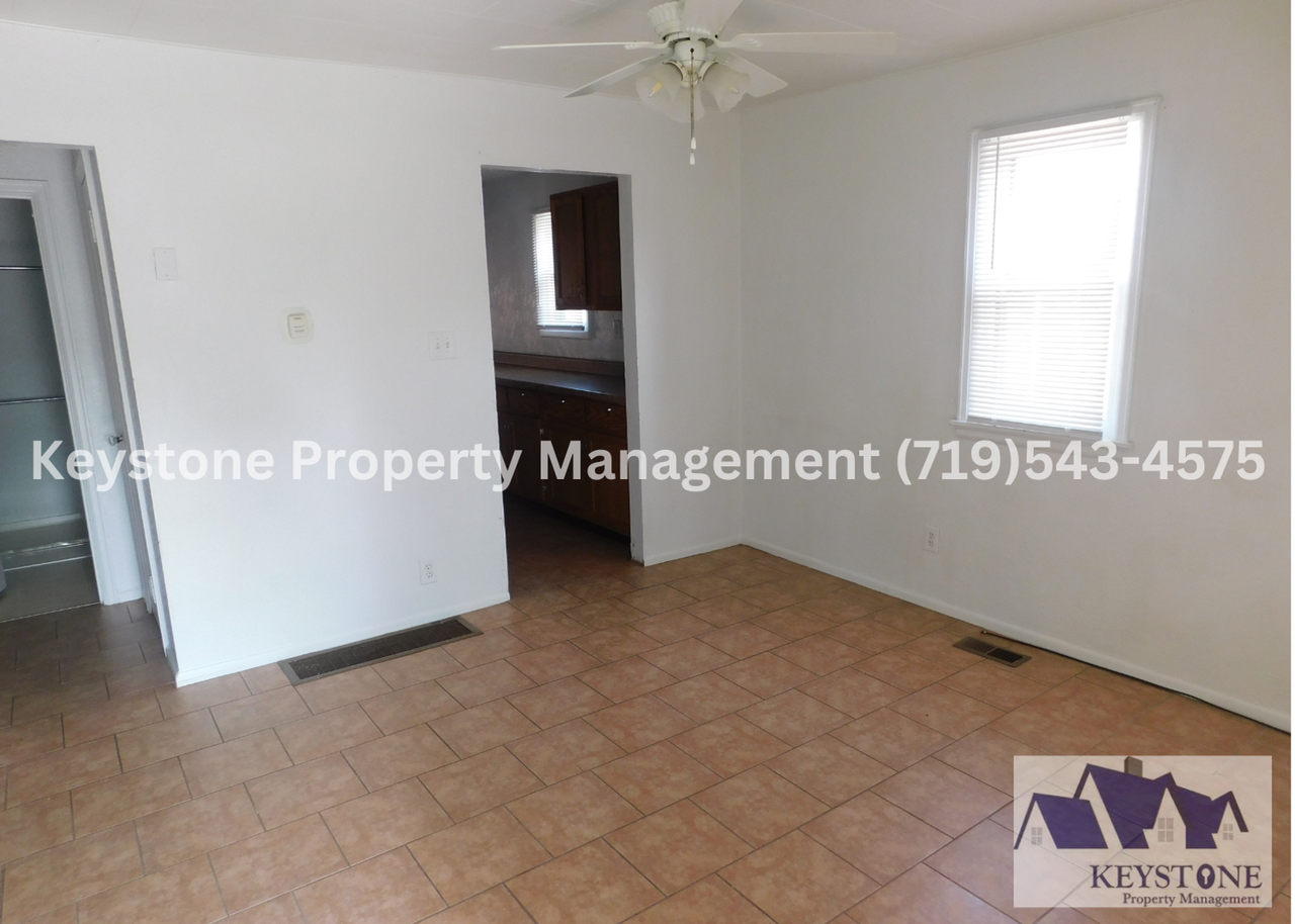 819 Troy Ave - Photo 5 of 17