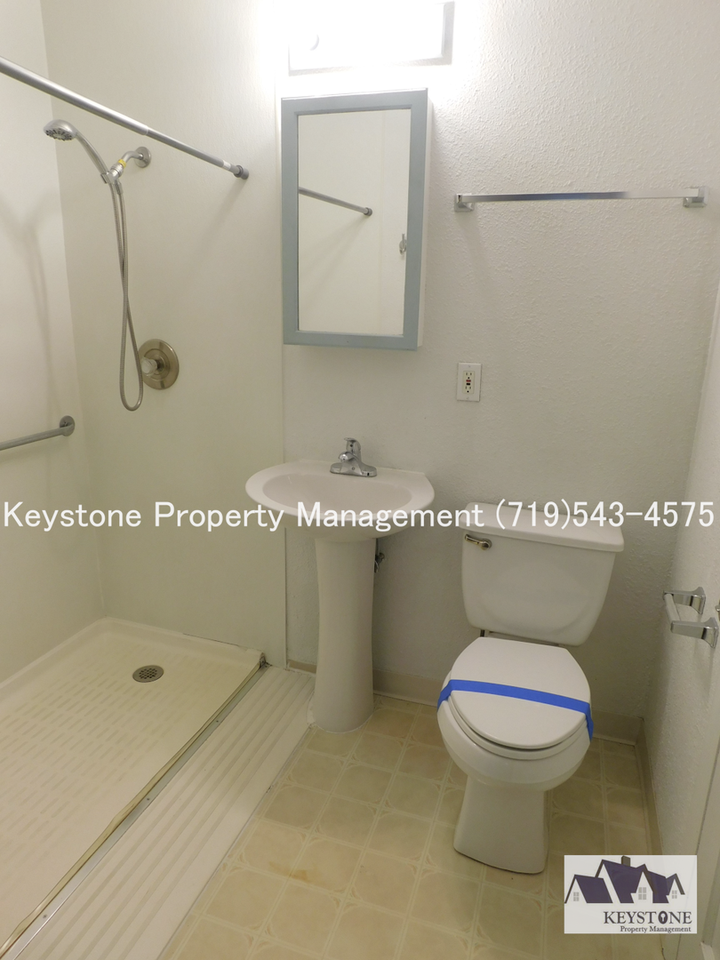 819 Troy Ave - Photo 6 of 17