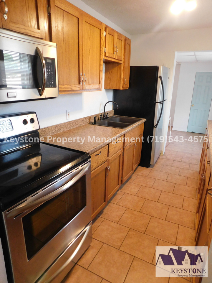 819 Troy Ave - Photo 7 of 17