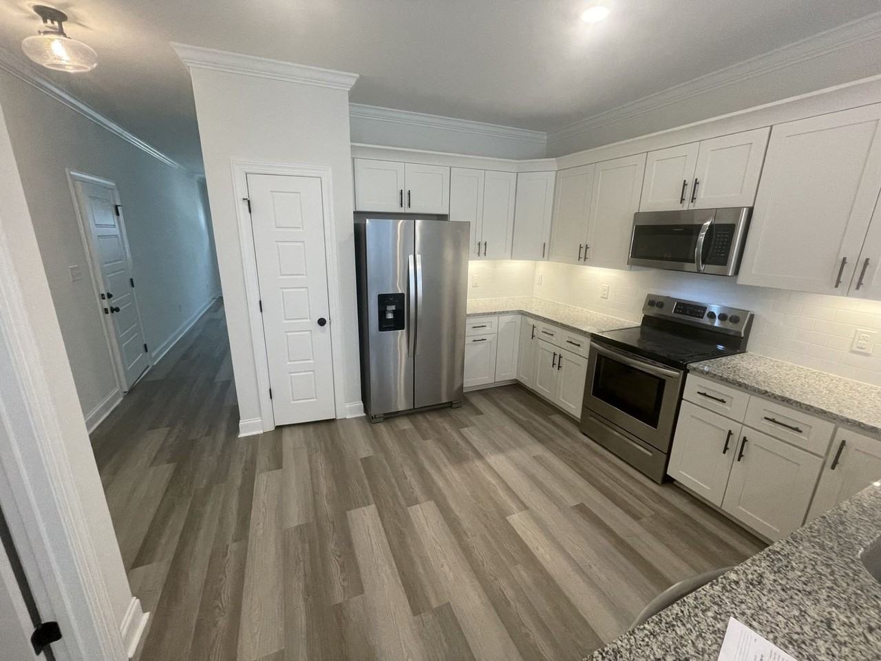 208 W Sycamore St - Photo 5 of 25