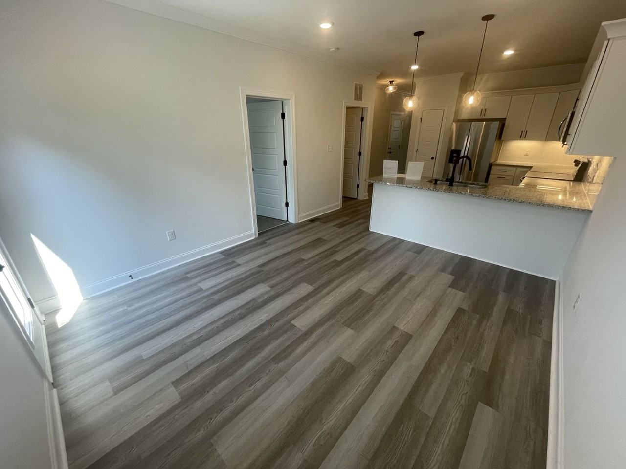 208 W Sycamore St - Photo 6 of 25