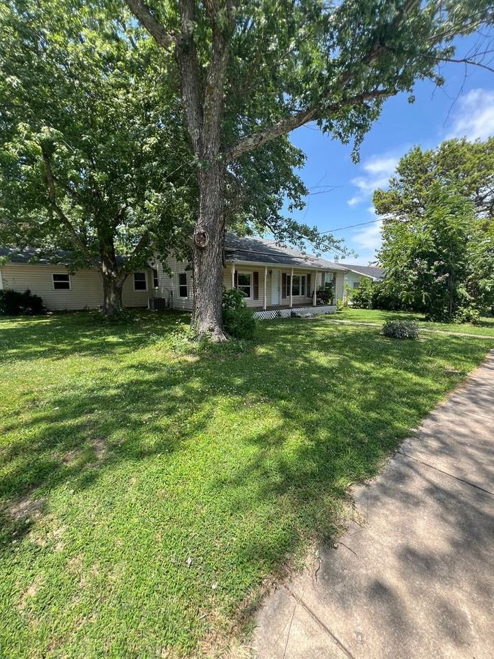 109 S Mill St - Photo 2 of 20