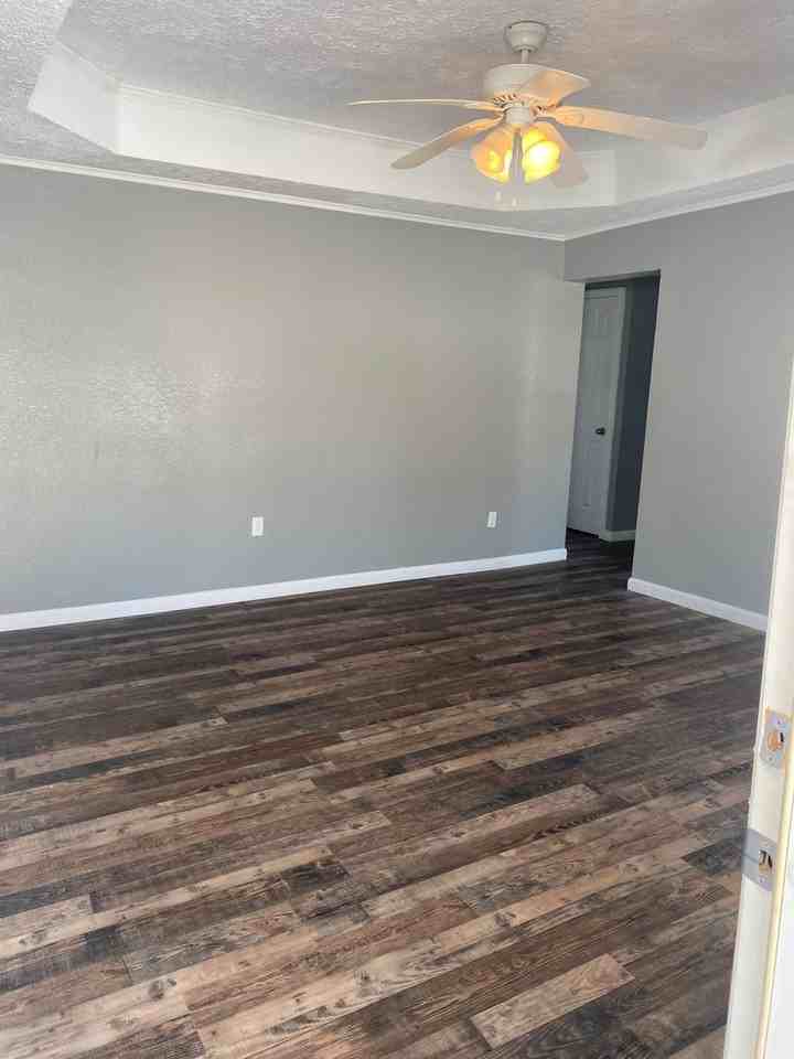 109 S Mill St - Photo 3 of 20