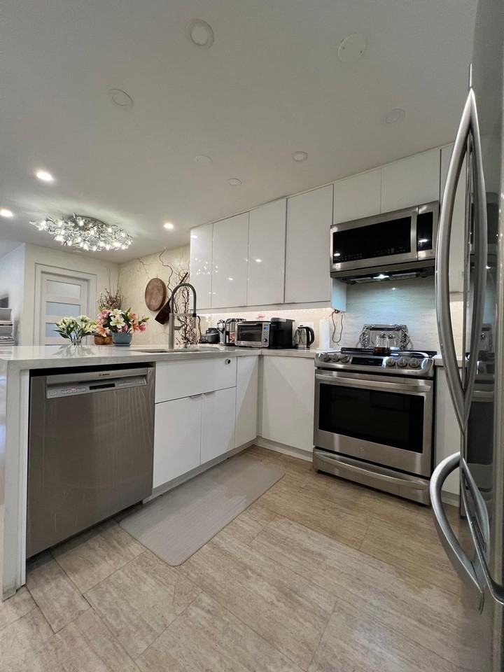 1633 Mackay Avenue #303