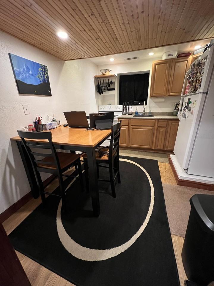 9 Putney Cir #B - Photo 7 of 12