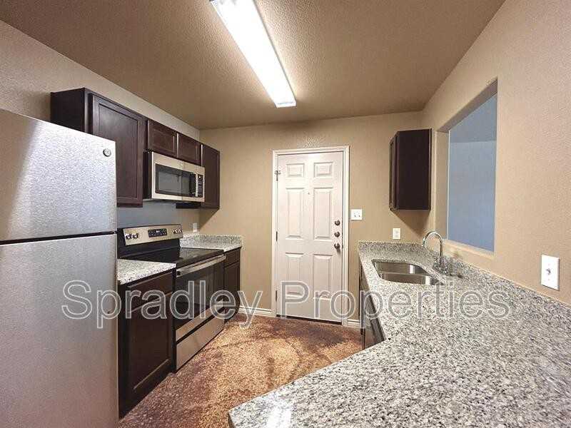1008 Llano Ct Apt B - Photo 3 of 12