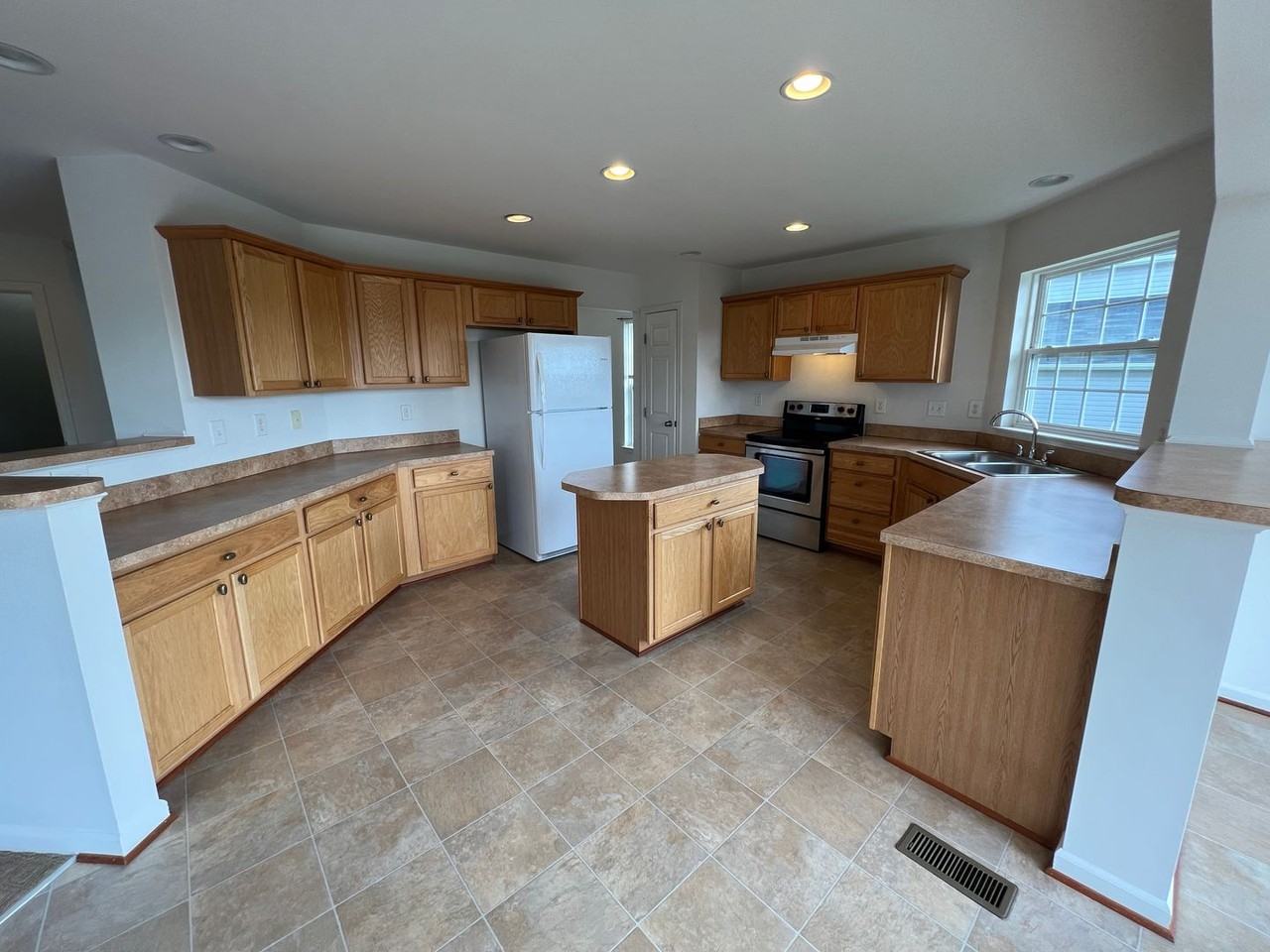 128 Elizabeth Dr - Photo 3 of 50