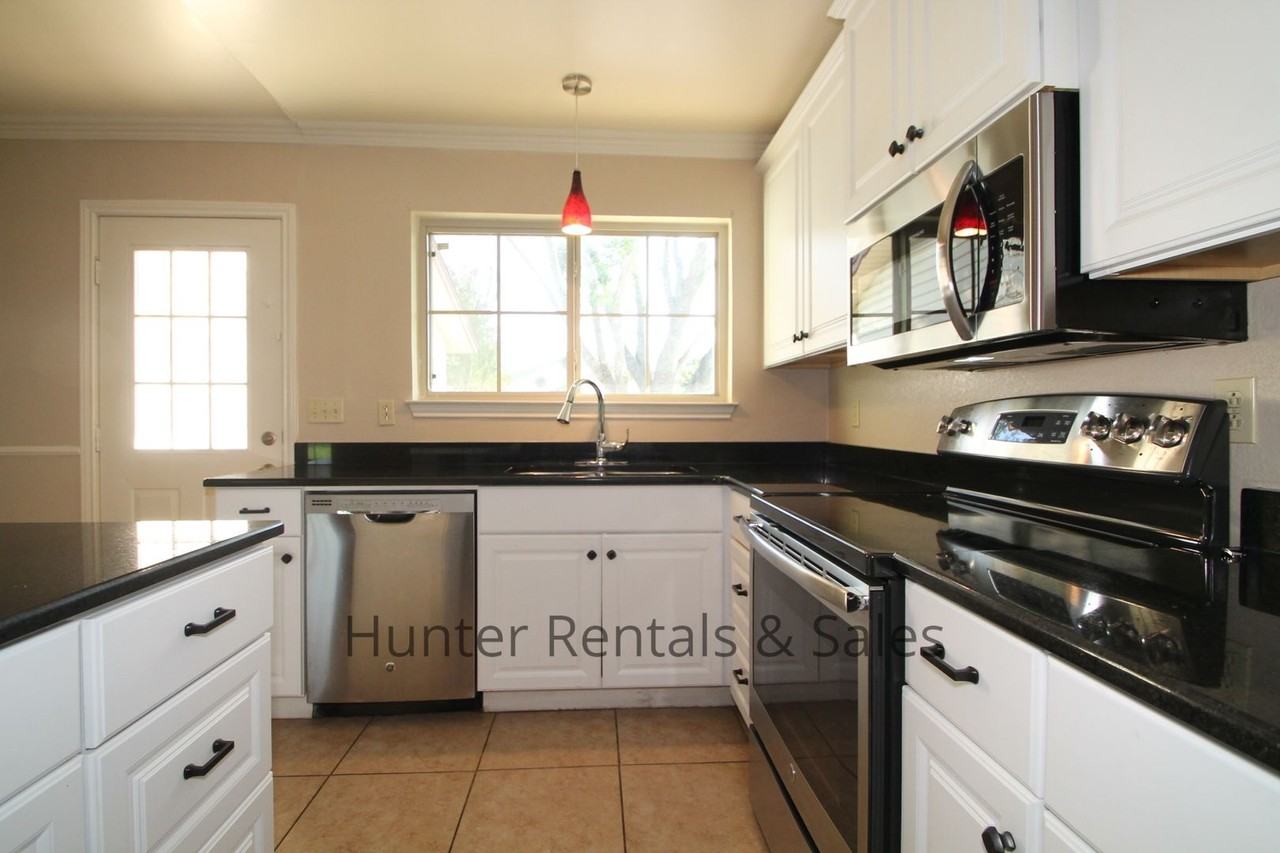 1615 Beaver Trl - Photo 3 of 25